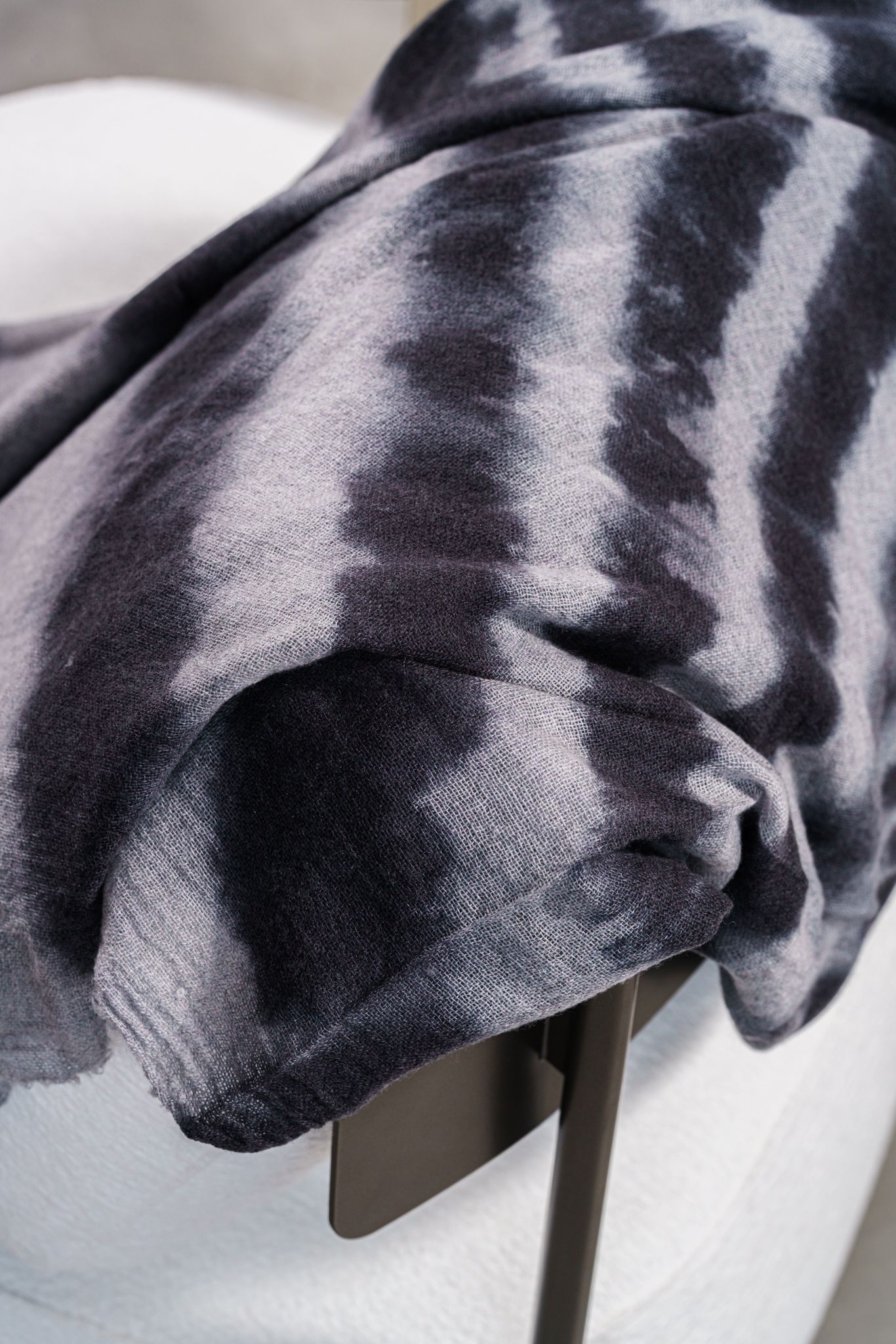 Flou Плед Vento Grey от Flou — в интерьере