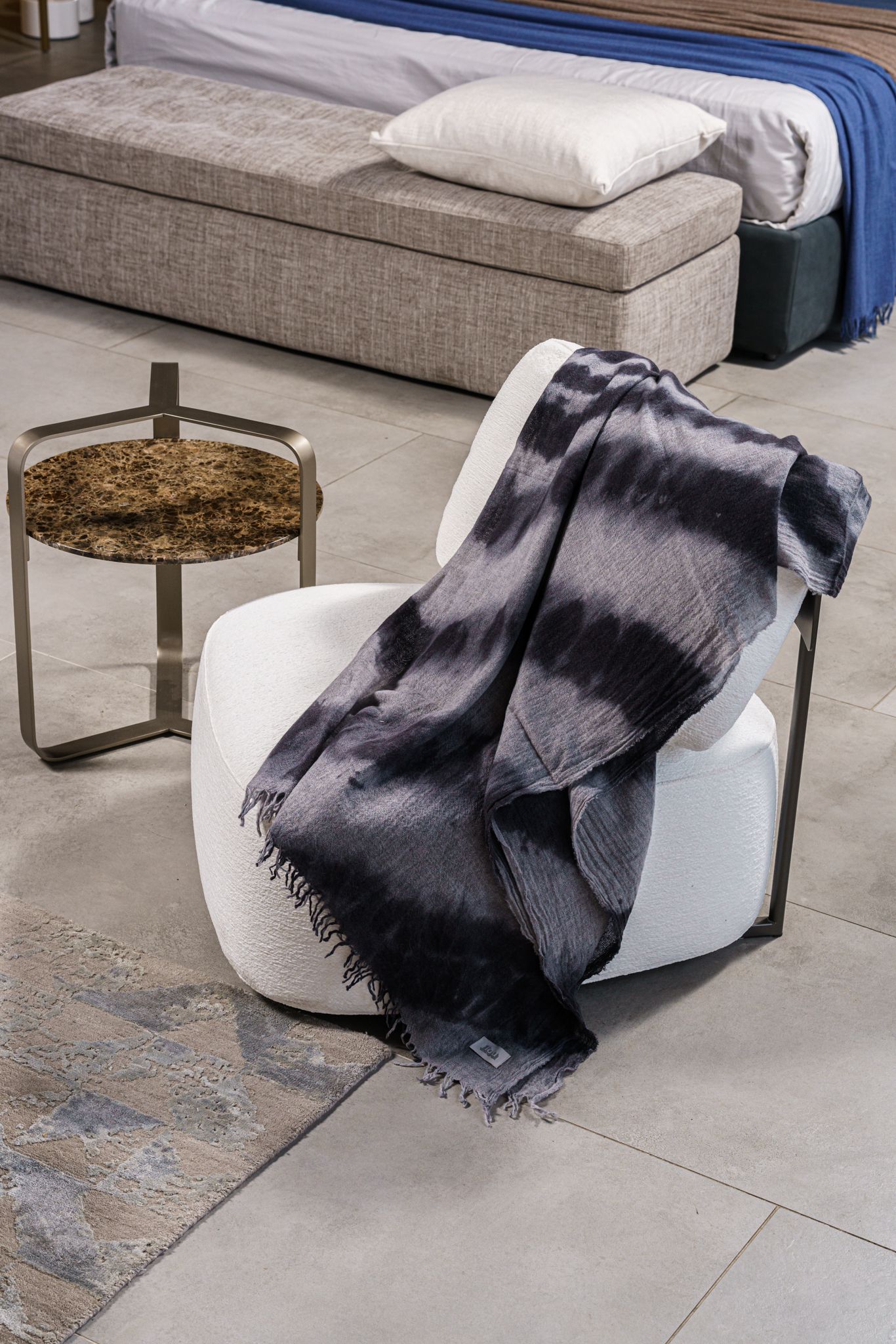 Flou Плед Vento Grey от Flou — в интерьере