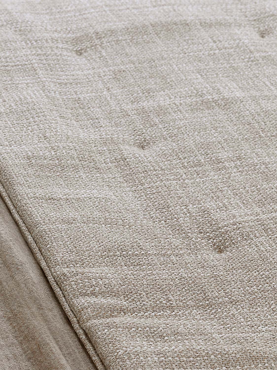 Flou Саше в изножье кровати Runners 825 Cliff Quartz от Flou — в интерьере