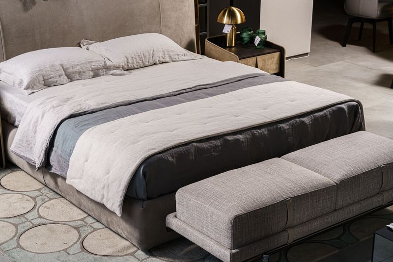 Flou Саше в изножье кровати Runners 825 Cliff Quartz от Flou — в интерьере