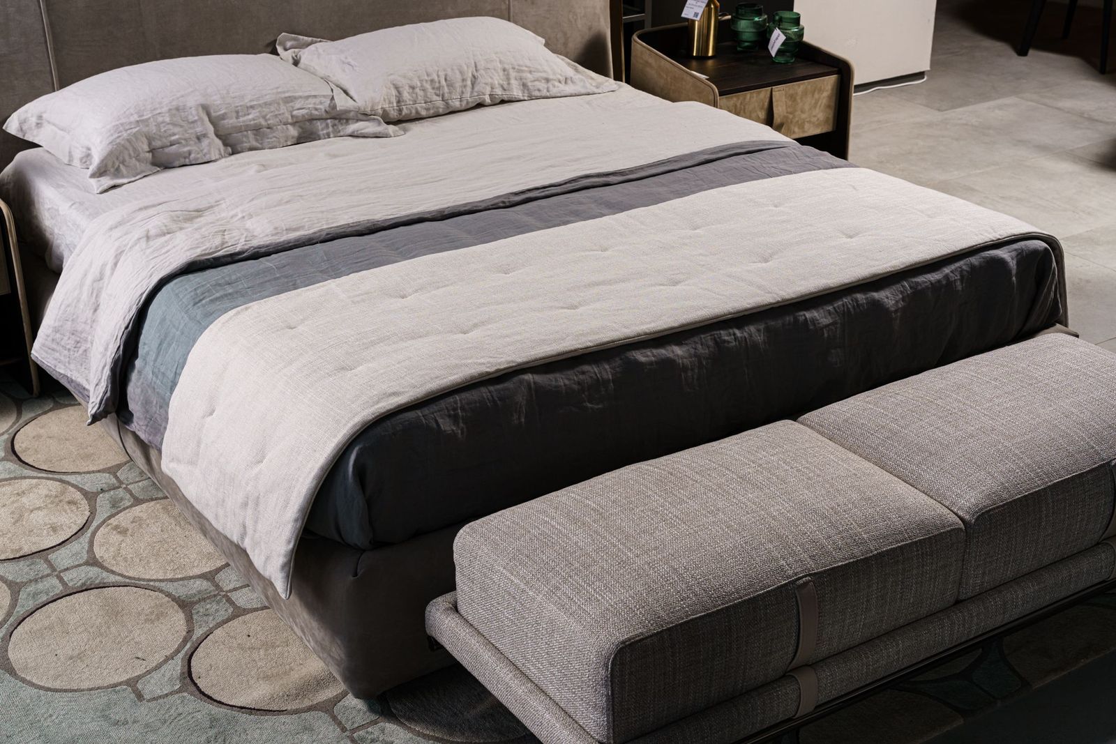 Flou Саше в изножье кровати Runners 825 Cliff Quartz от Flou — в интерьере
