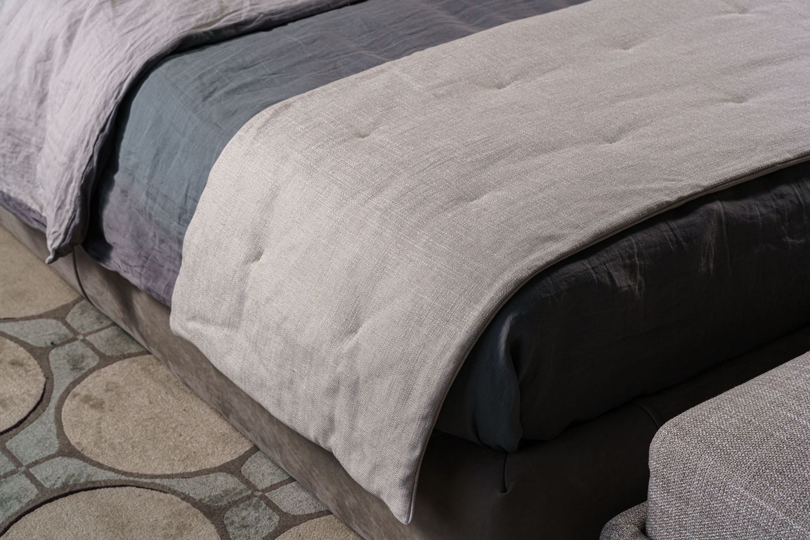 Flou Саше в изножье кровати Runners 825 Cliff Quartz от Flou — в интерьере