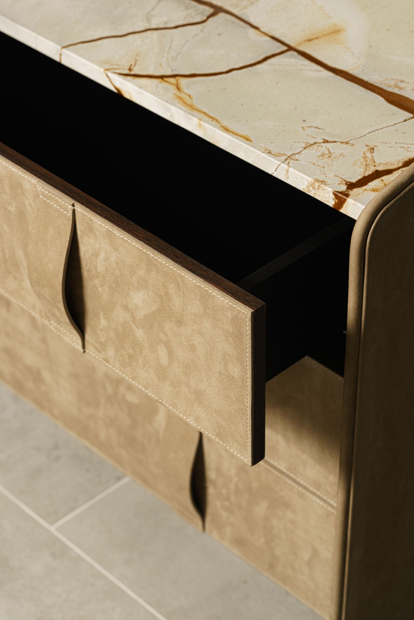 Flou Комод Gentleman Nabuk 84 / Impero Romano от Flou — в интерьере