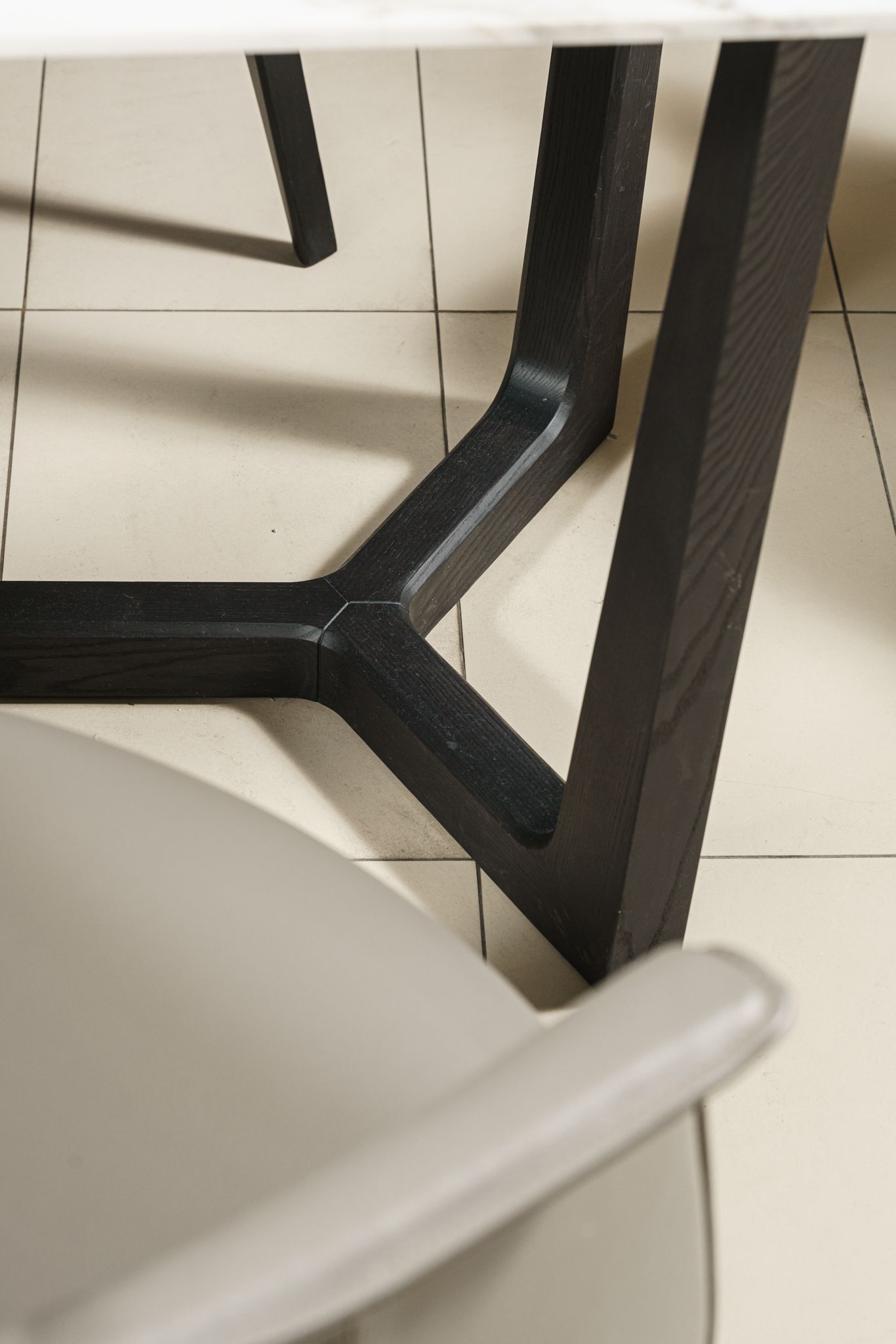 Poliform Стол Concorde 218 calacatta oro matt / olmo nero от Poliform — в интерьере