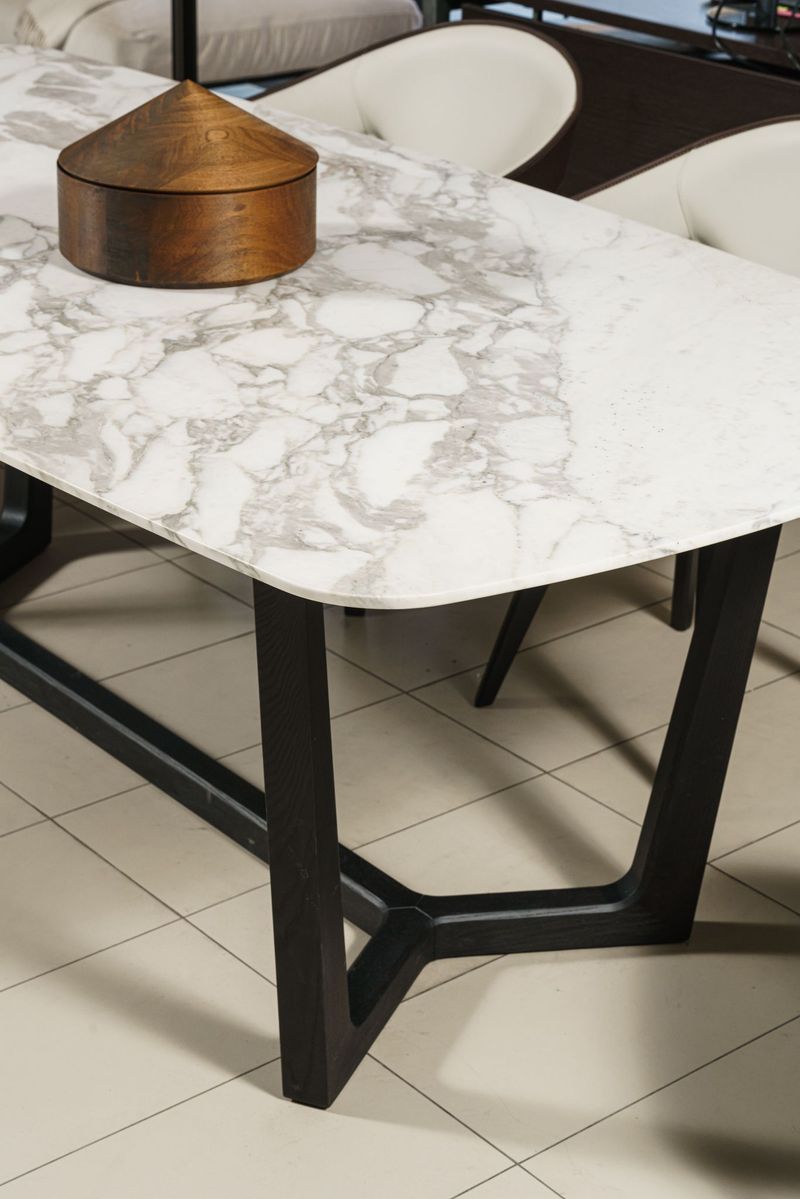 Poliform Стол Concorde 218 calacatta oro matt / olmo nero от Poliform — в интерьере