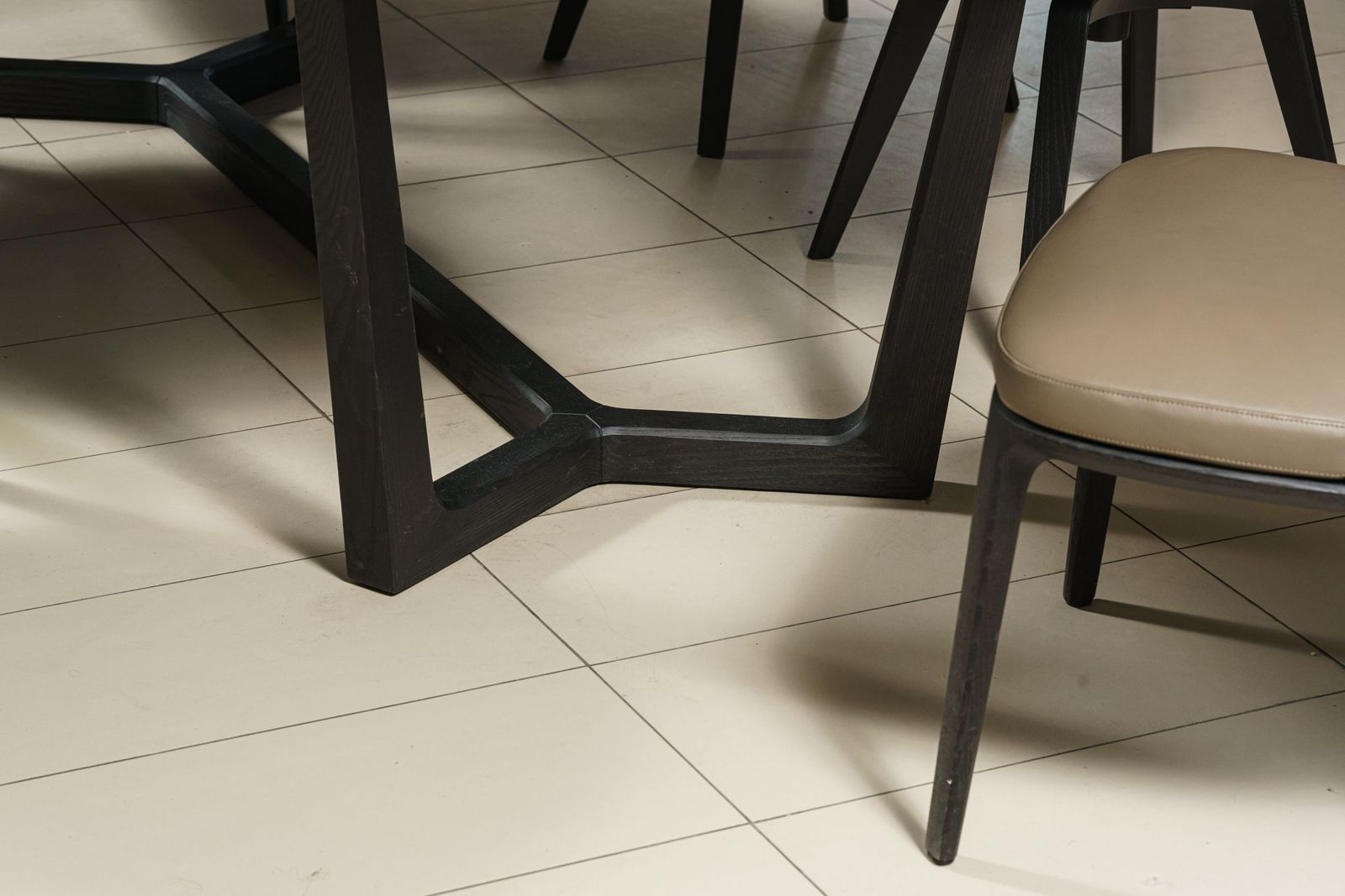 Poliform Стол Concorde 218 calacatta oro matt / olmo nero от Poliform — в интерьере