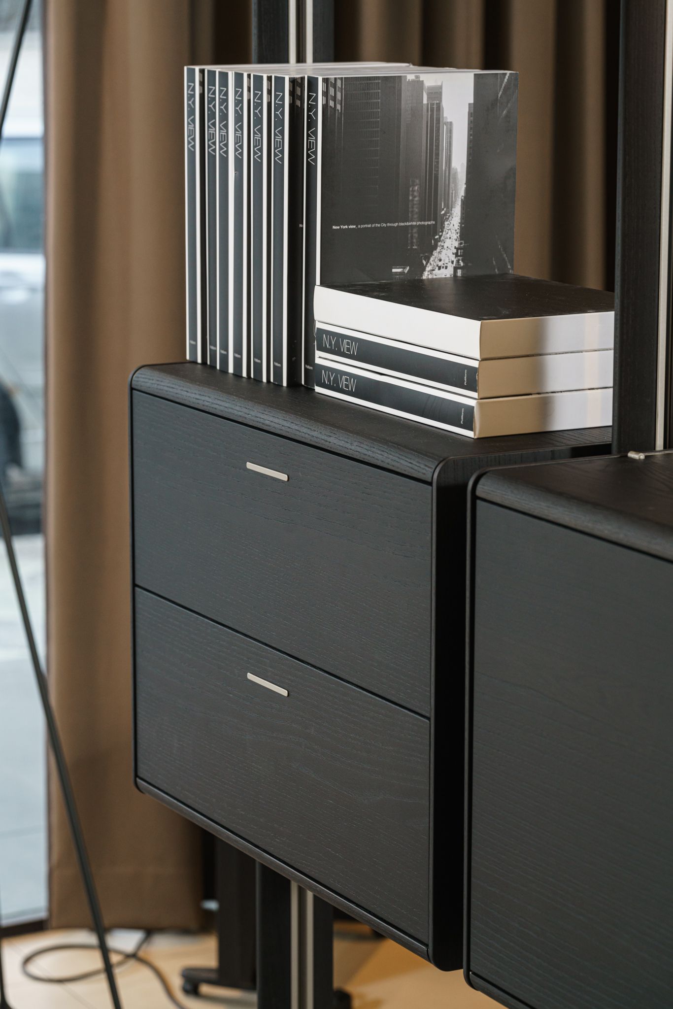 Poliform Стеллаж Lexington Day Olmo nero от Poliform — в интерьере