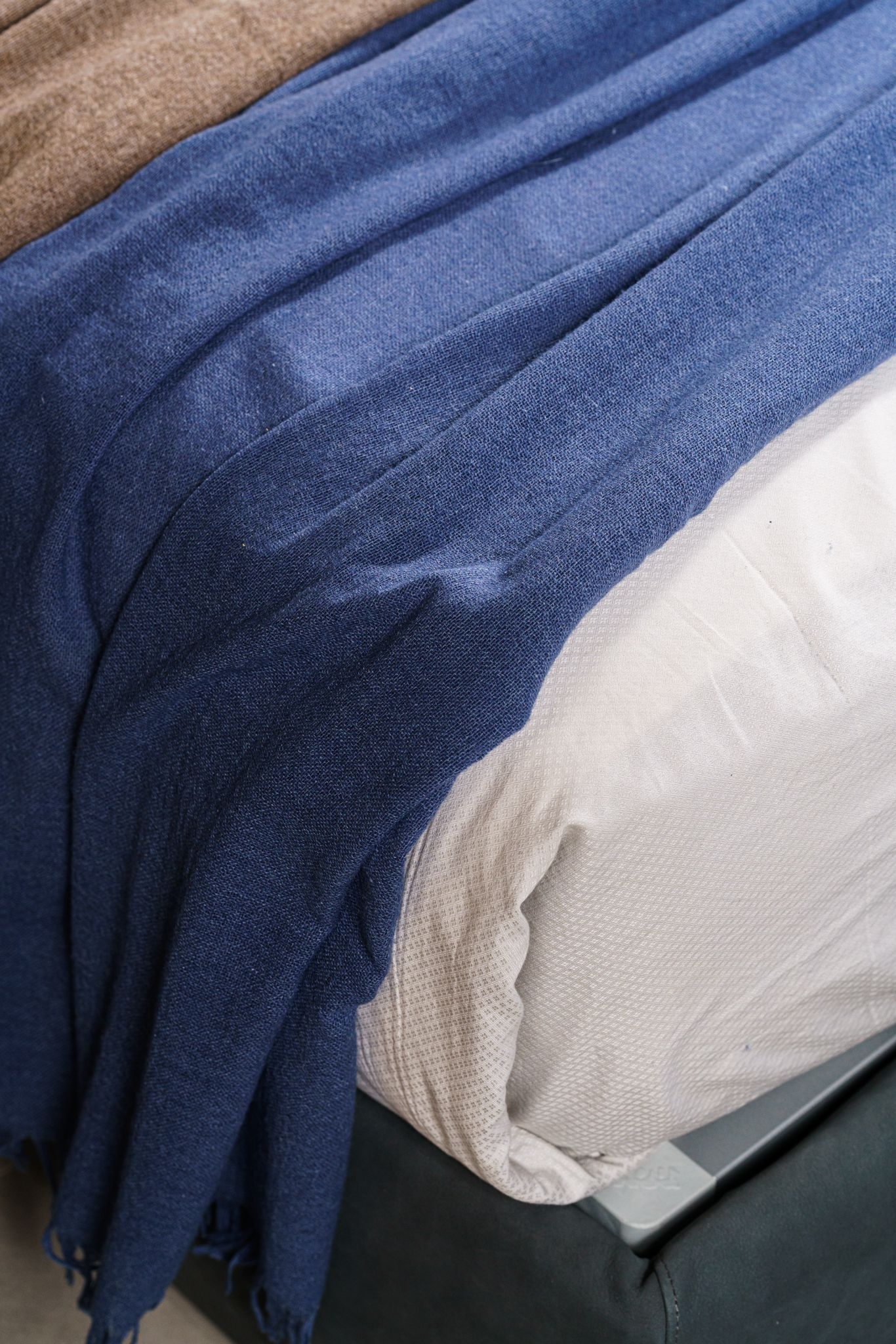 Flou Плед Soffio Blue от Flou — в интерьере