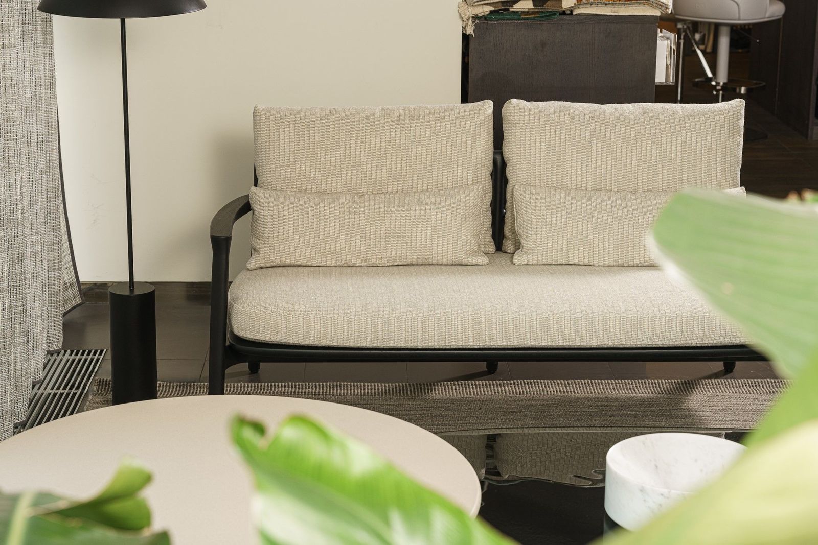 Poliform Уличный диван Magnolia Iroko nero от Poliform — в интерьере
