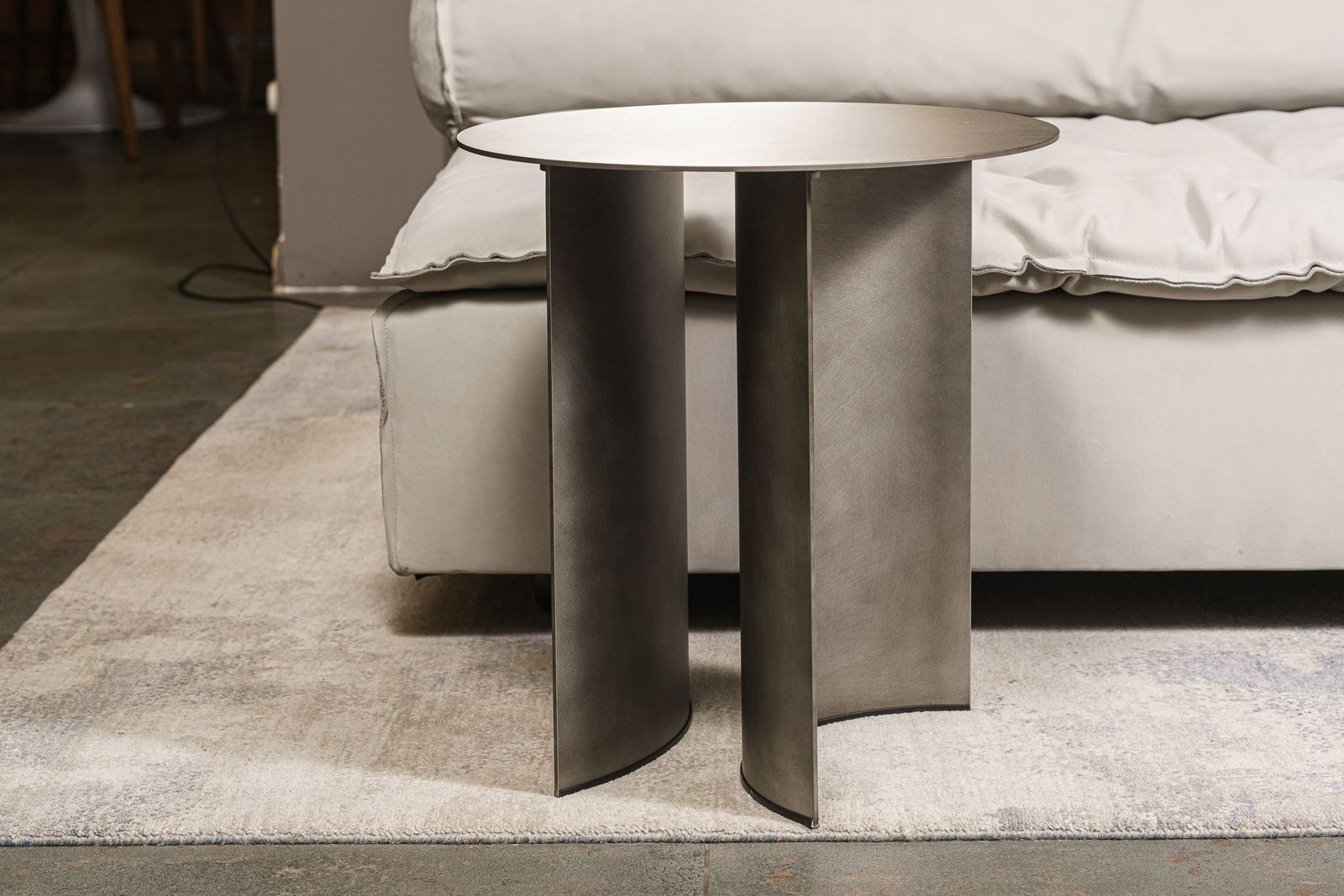 Flou Кофейный столик Pierre 45 Silver Oxide от Flou — в интерьере