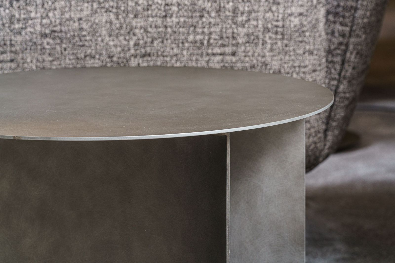 Flou Кофейный столик Pierre 60 Silver Oxide от Flou — в интерьере