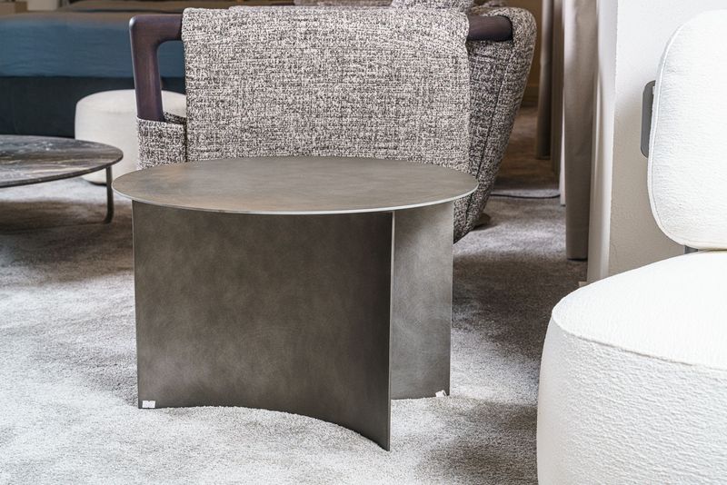 Flou Кофейный столик Pierre 60 Silver Oxide от Flou — в интерьере
