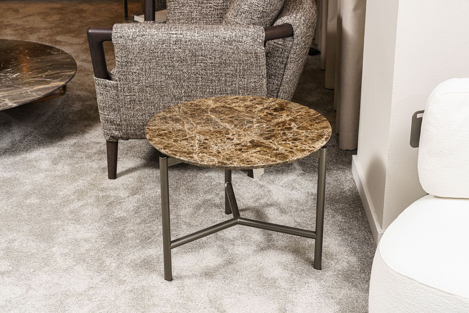 Flou Журнальный столик Iko 60 Emperador Marble от Flou — в интерьере