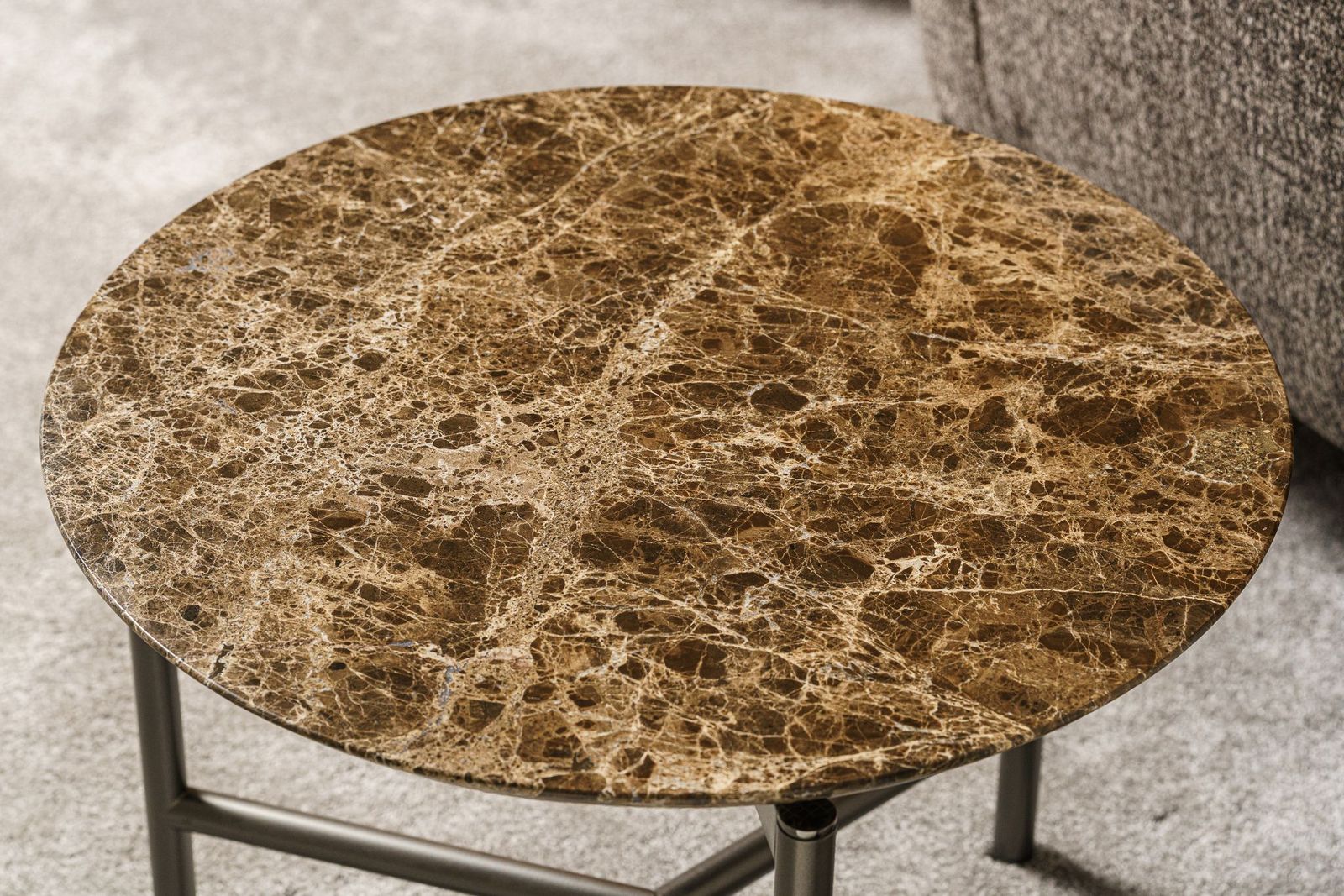 Flou Журнальный столик Iko 60 Emperador Marble от Flou — в интерьере