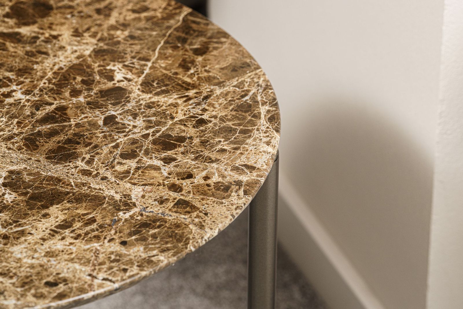 Flou Журнальный столик Iko 60 Emperador Marble от Flou — в интерьере