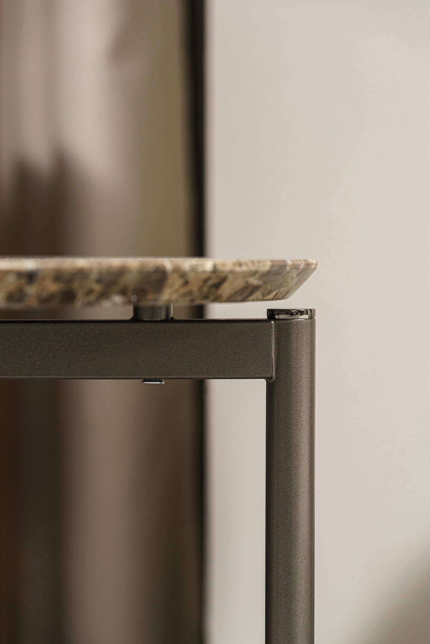 Flou Журнальный столик Iko 60 Emperador Marble от Flou — в интерьере