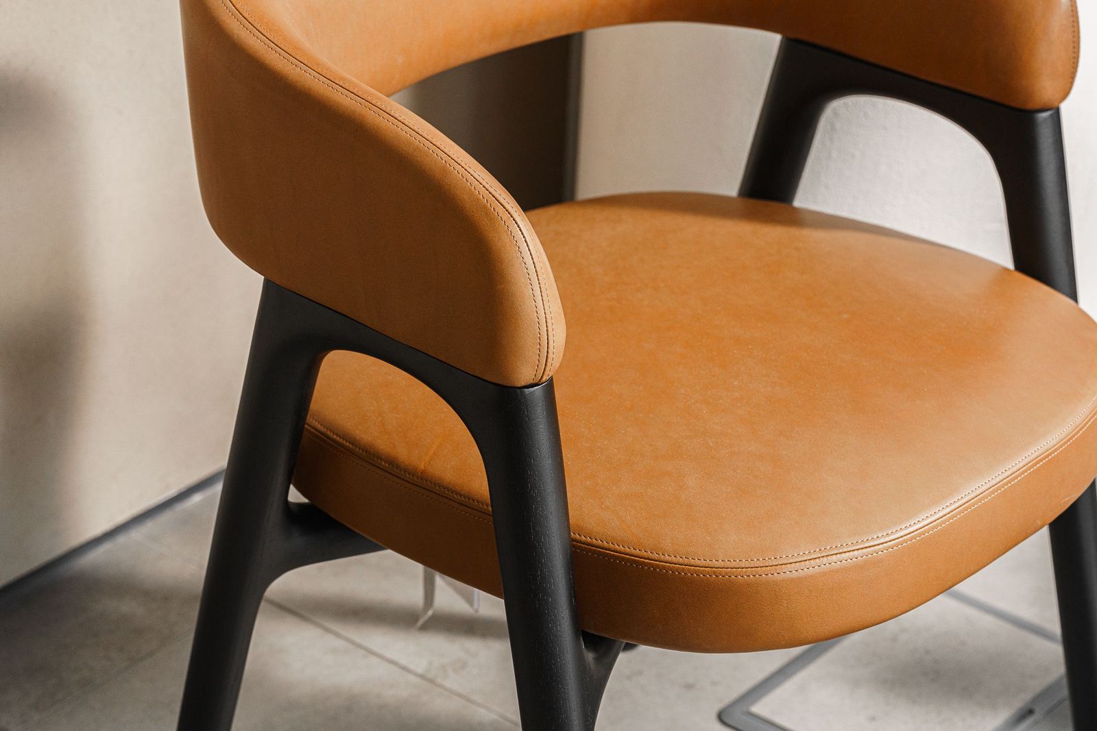 Baxter Стул Corinne Leather Cloister Natural от Baxter — в интерьере