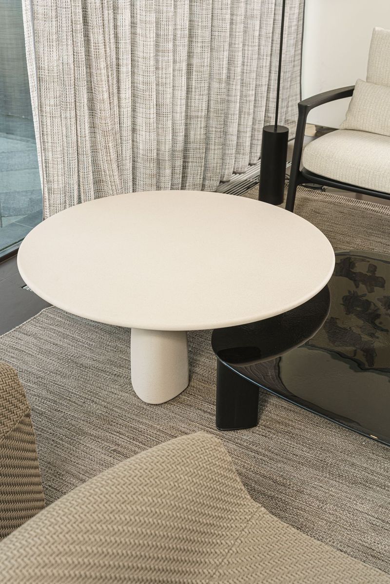 Poliform Уличный журнальный столик Strata 100 Crema от Poliform — в интерьере