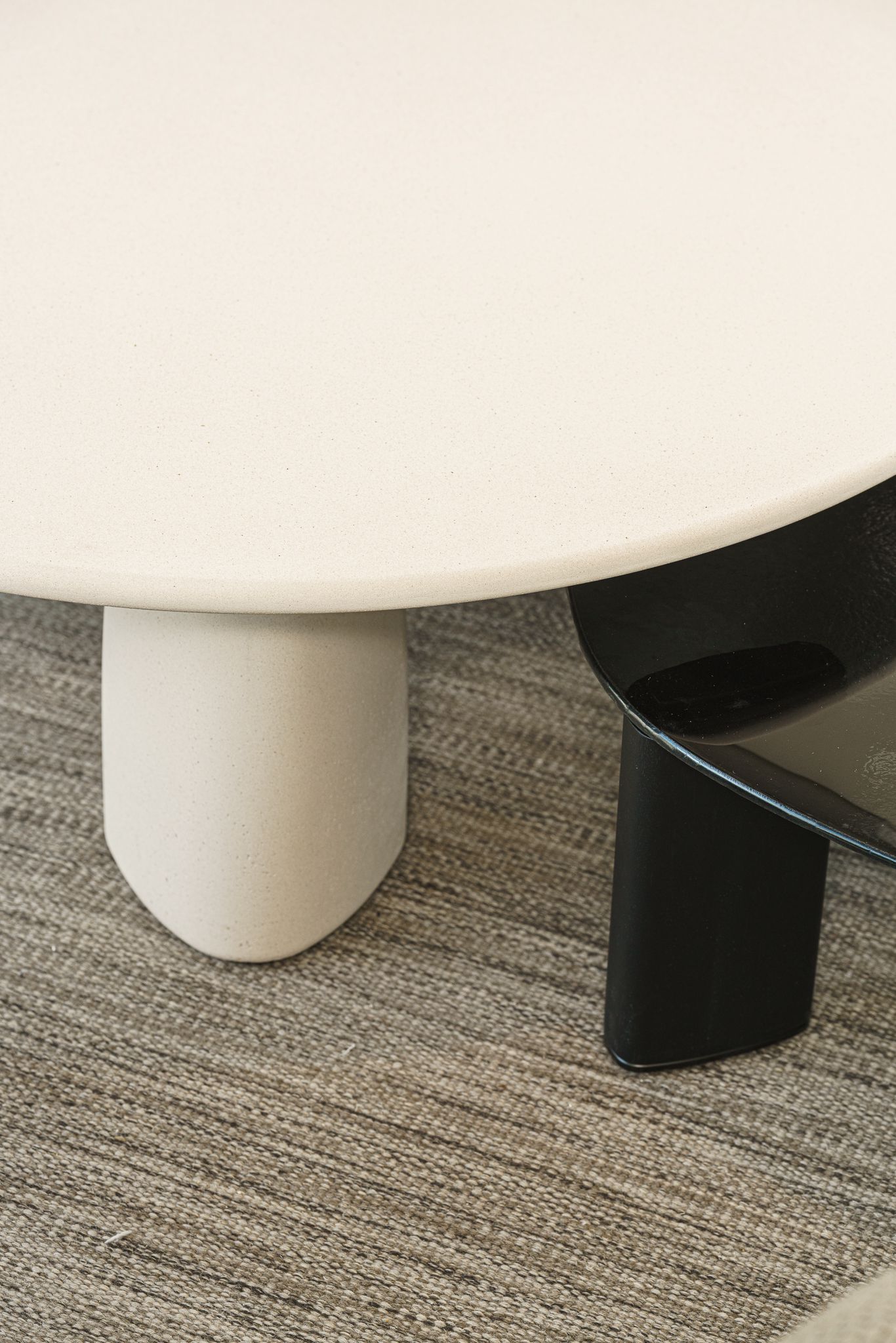 Poliform Уличный журнальный столик Strata 100 Crema от Poliform — в интерьере