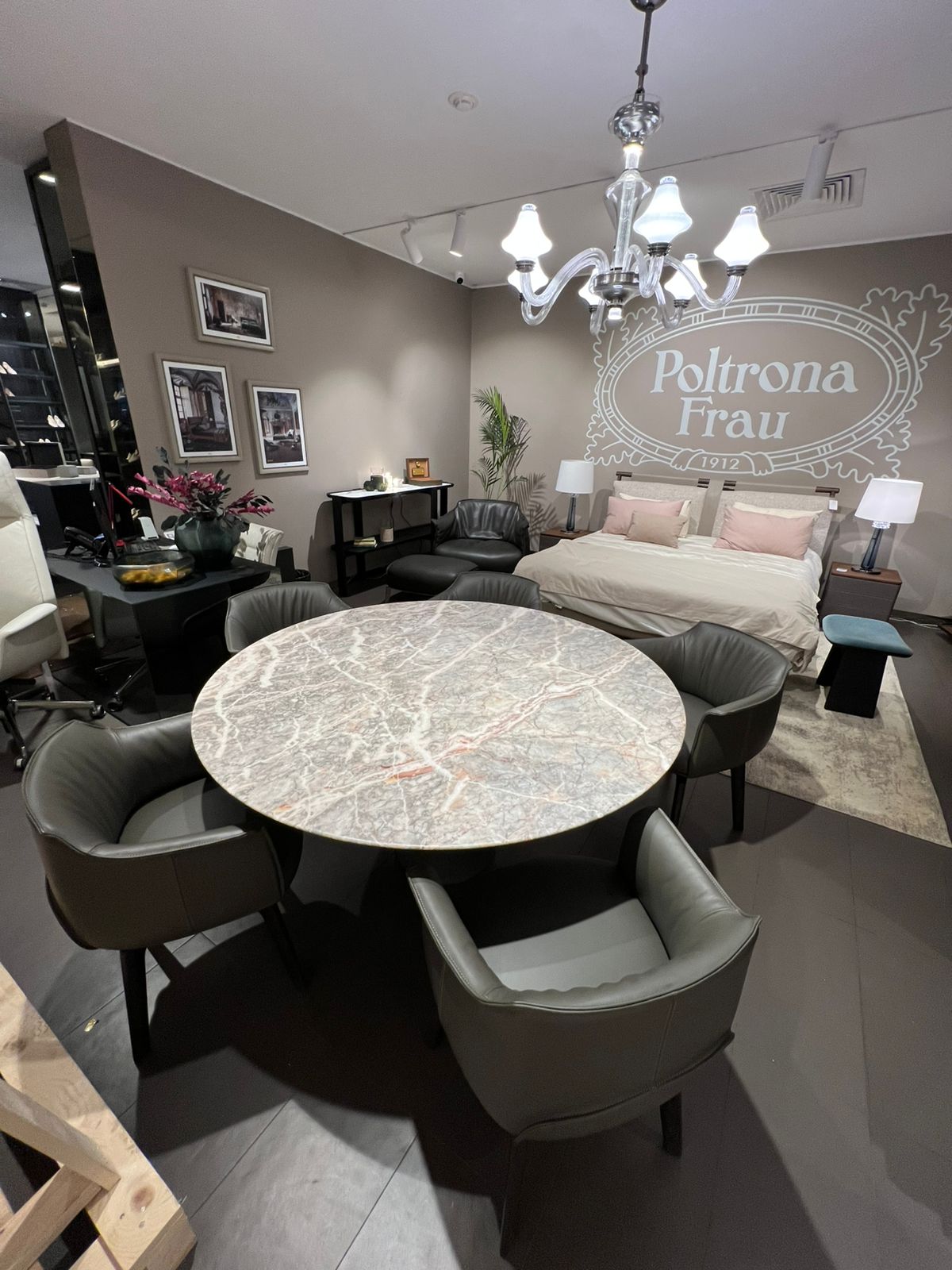 Poltrona Frau Стол Mesa Due от Poltrona Frau — в интерьере