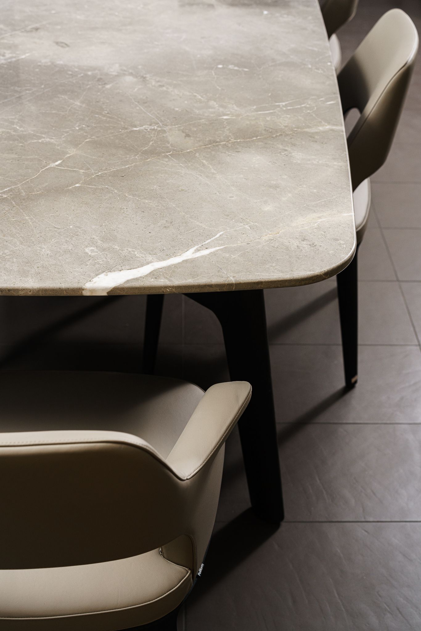 Poliform Стол Curve Grey Stardust Glossy от Poliform — в интерьере