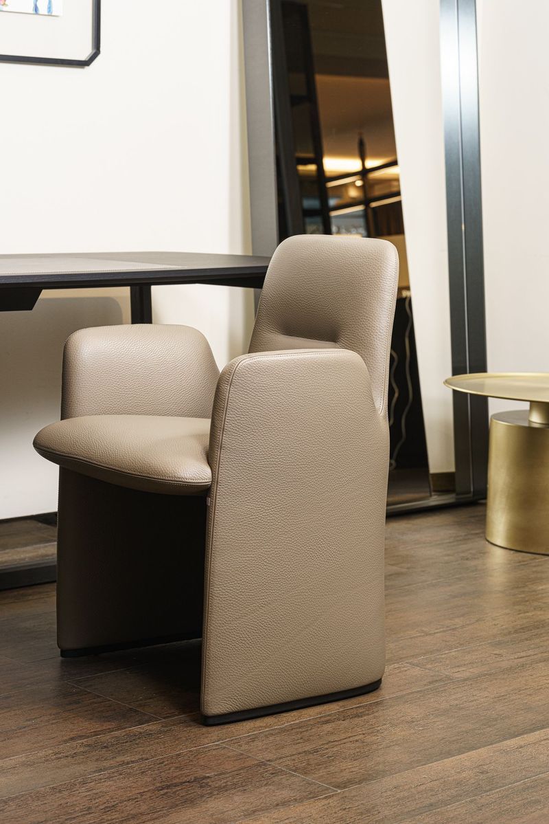 Poliform Кресло Guest Leather 02 Sabbia от Poliform — в интерьере