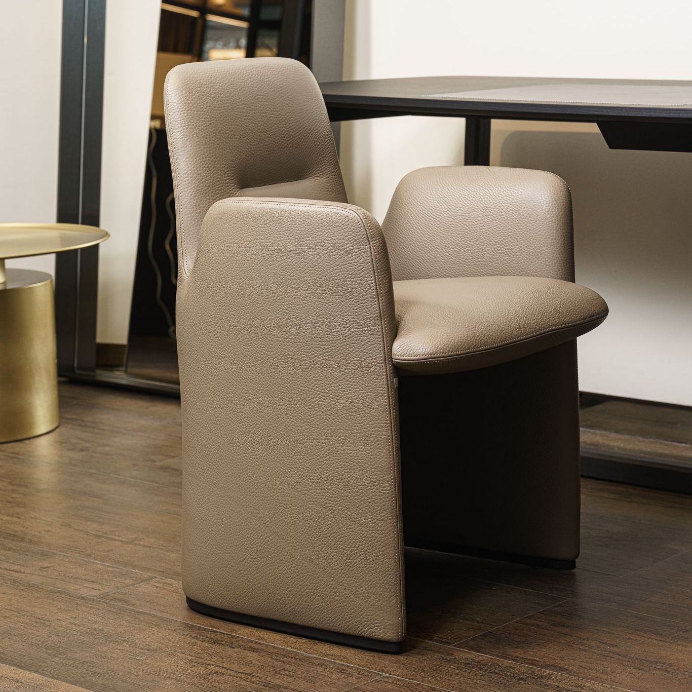 Poliform Кресло Guest Leather 02 Sabbia от Poliform — в интерьере