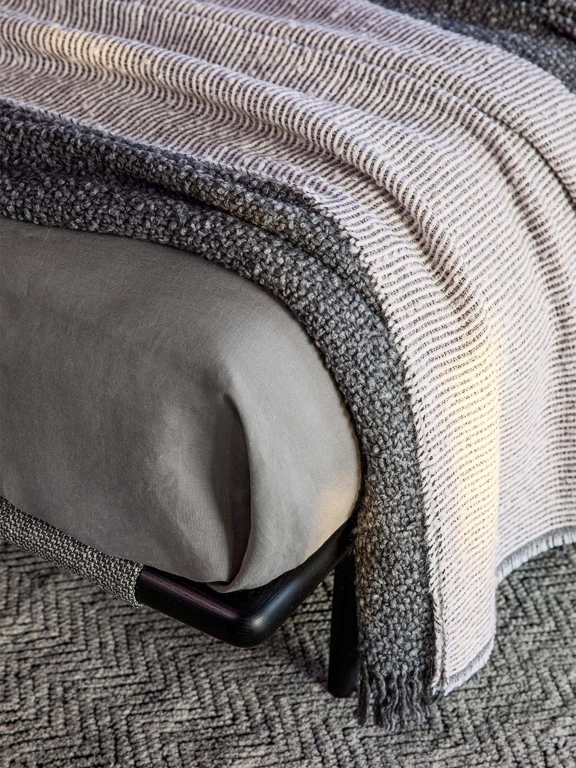 Flou Кровать Gaudi Black / 781 Mason от Flou — в интерьере
