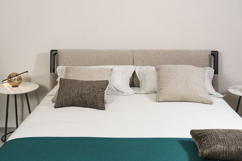 Flou Кровать Gaudi Black / 781 Mason от Flou — в интерьере