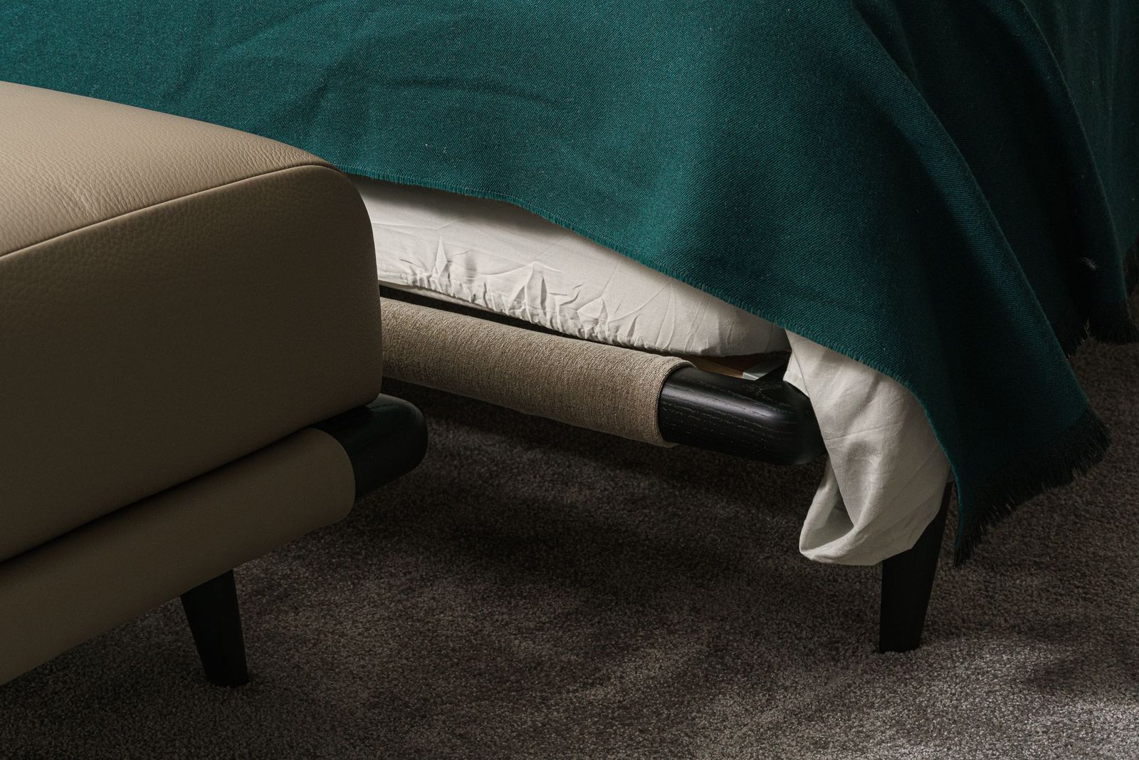 Flou Кровать Gaudi Black / 781 Mason от Flou — в интерьере