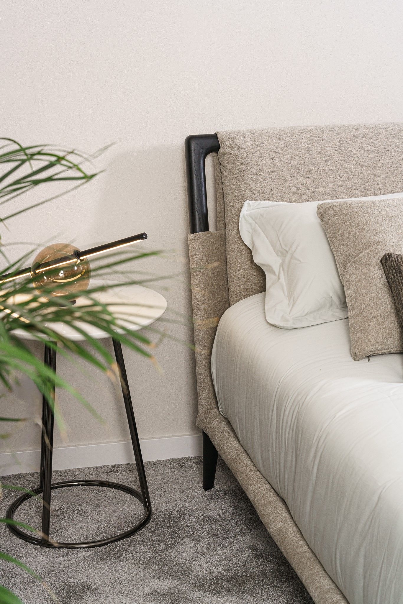 Flou Кровать Gaudi Black / 781 Mason от Flou — в интерьере