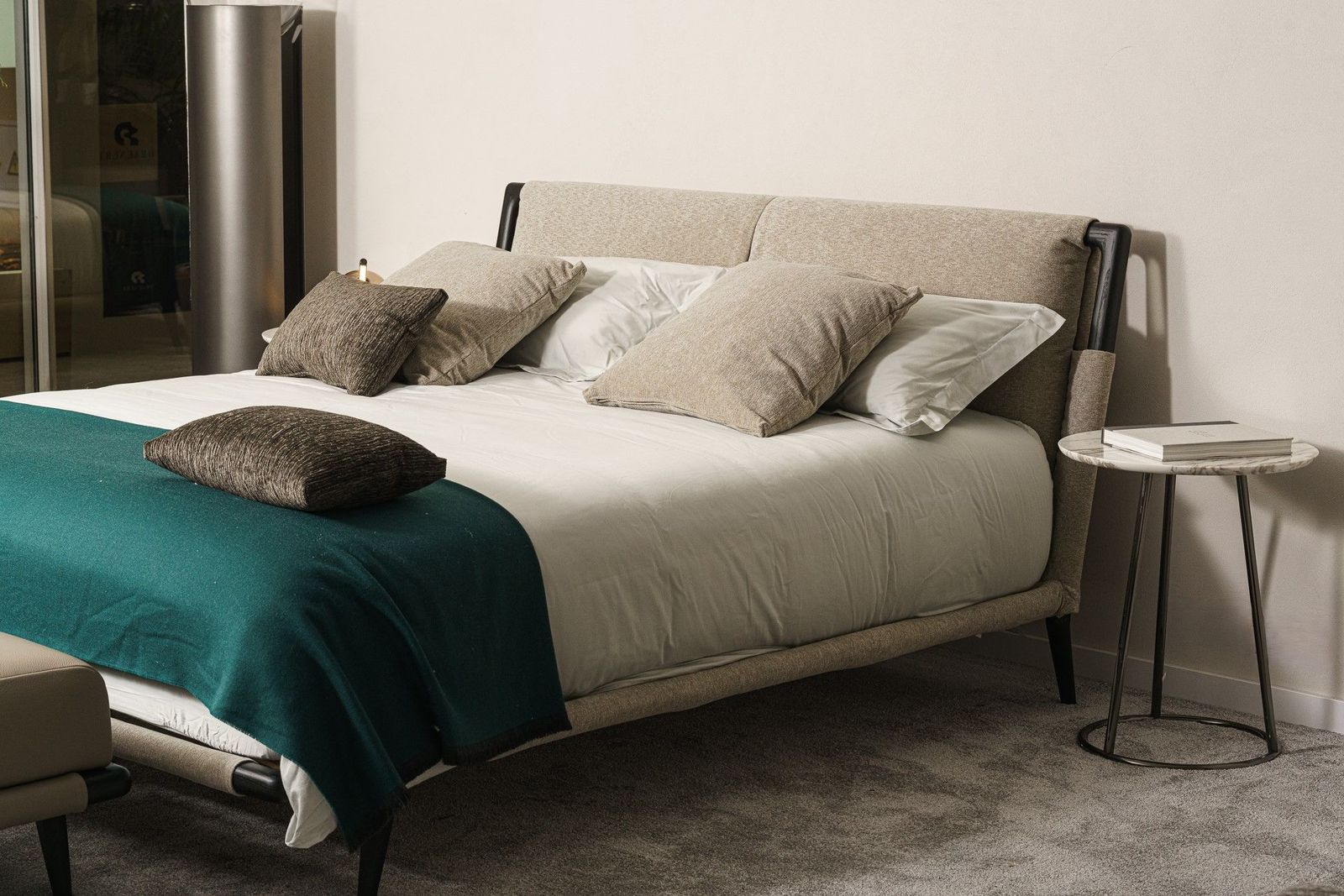 Flou Кровать Gaudi Black / 781 Mason от Flou — в интерьере