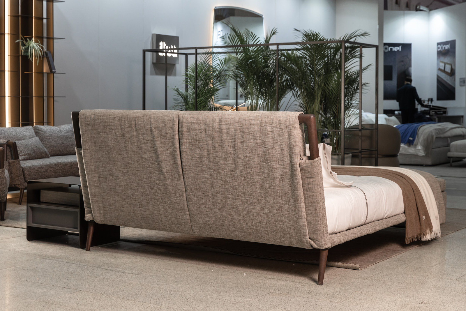 Flou Кровать Gaudi Coffeу Brown / 752 Charles от Flou — в интерьере