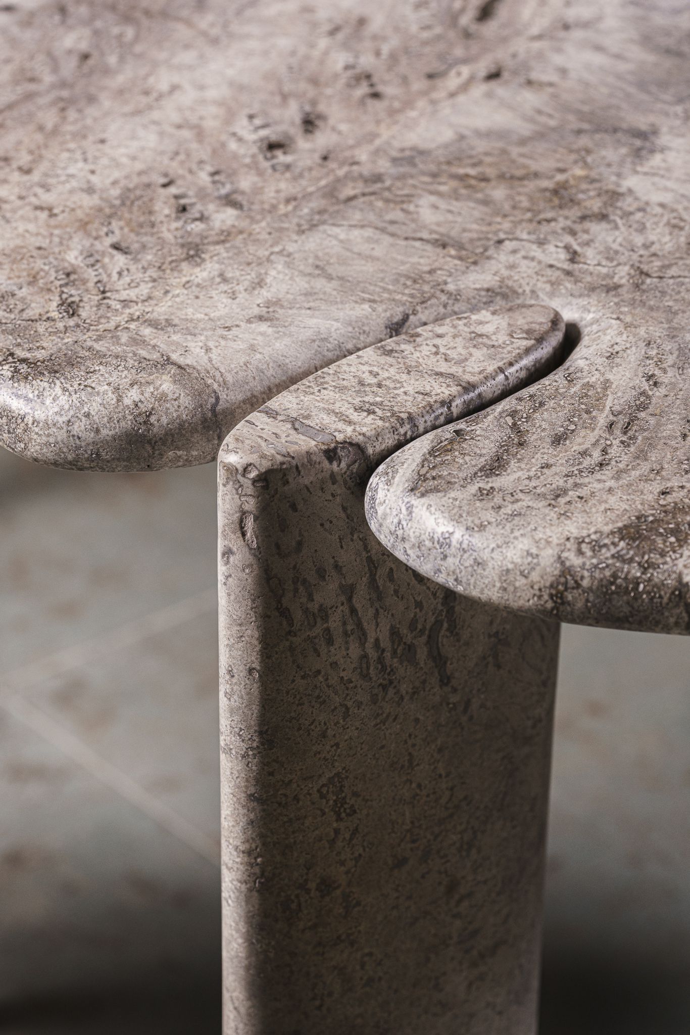 Baxter Стол Isamu Stone от Baxter — в интерьере