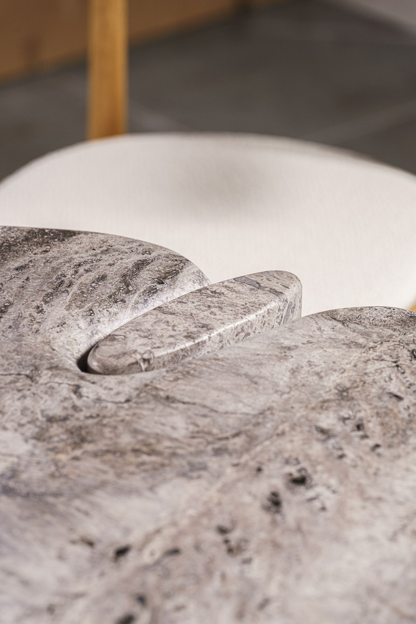 Baxter Стол Isamu Stone от Baxter — в интерьере