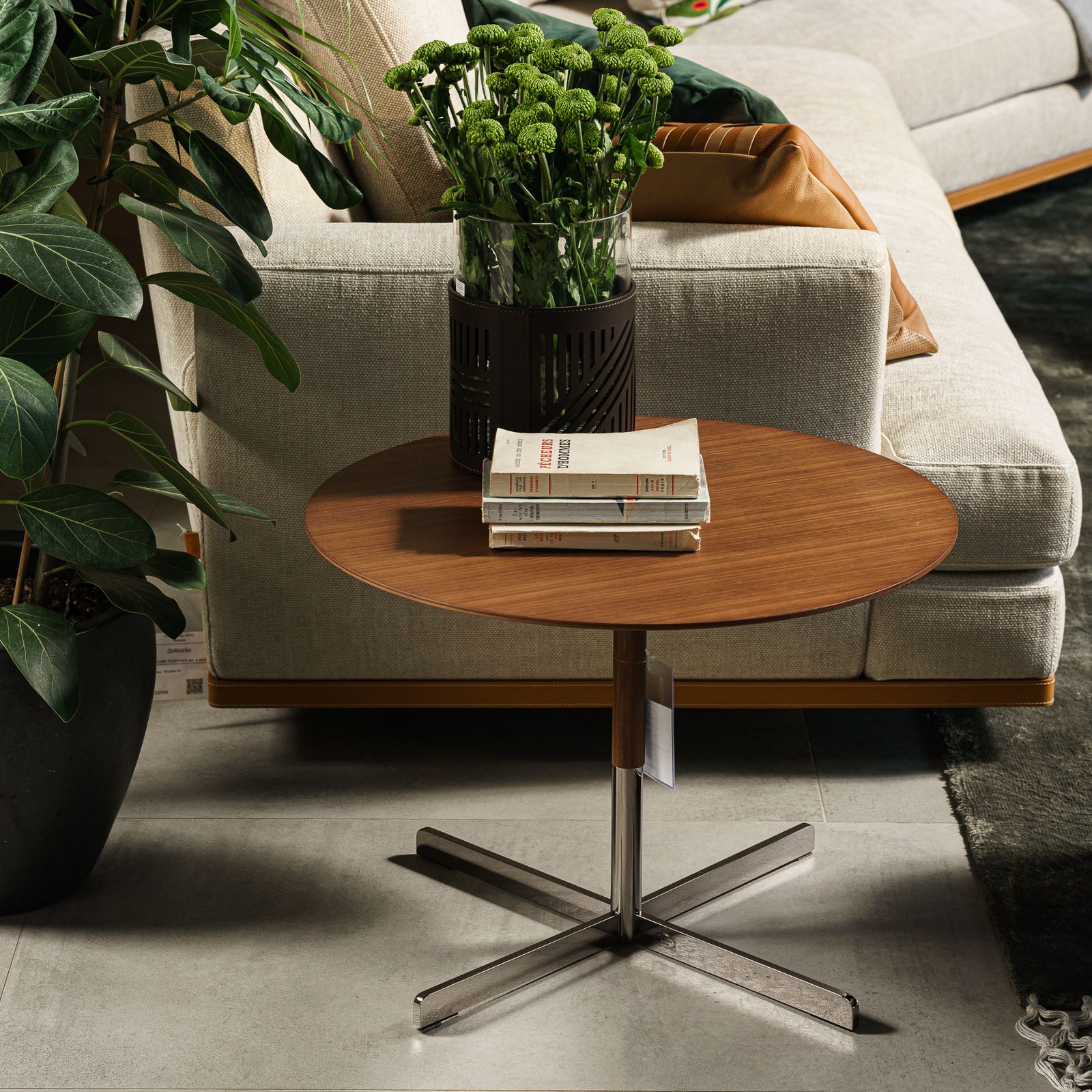 Poltrona Frau Журнальный столик Bob 60 Canaletto Walnut от Poltrona Frau — в интерьере