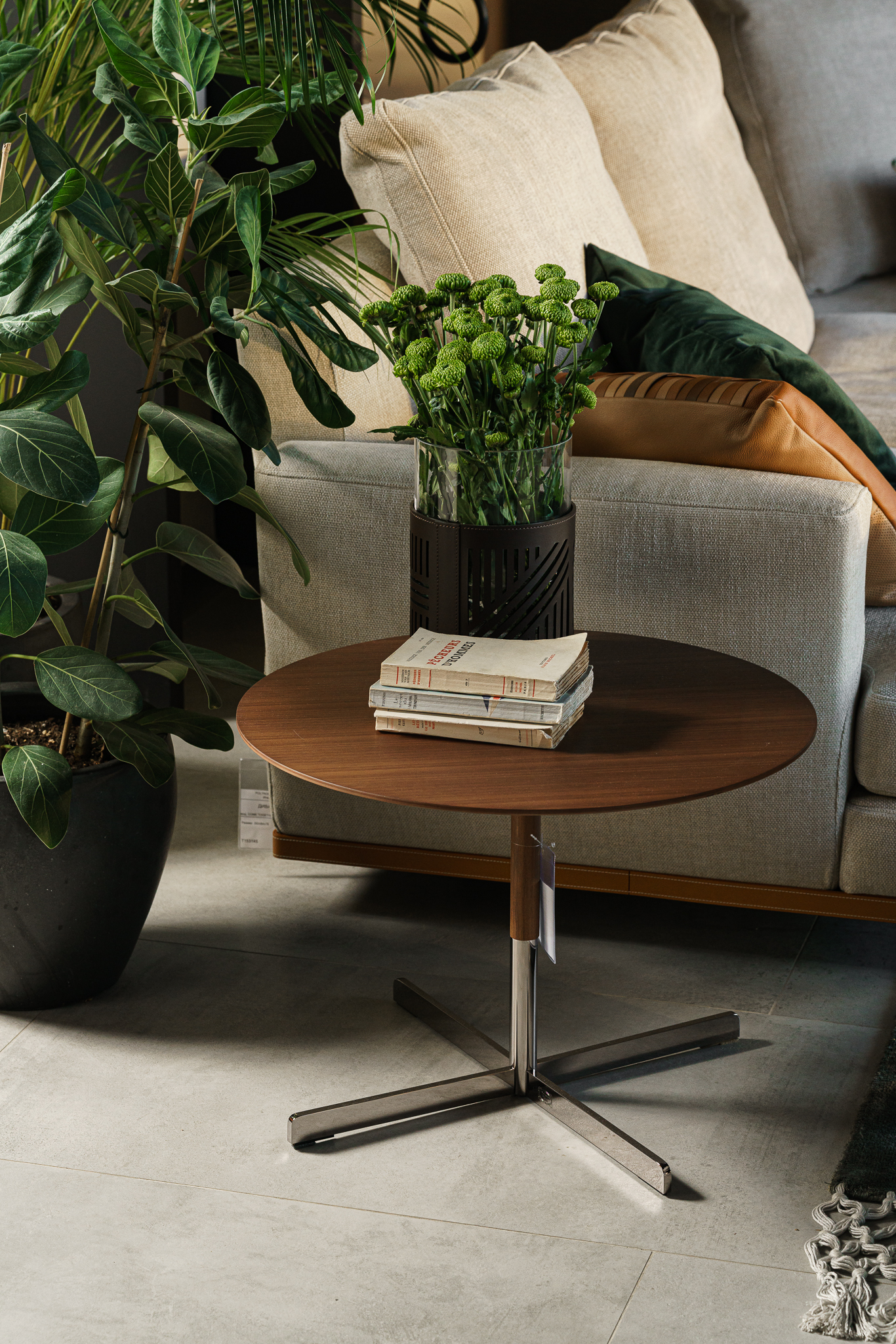 Poltrona Frau Журнальный столик Bob 60 Canaletto Walnut от Poltrona Frau — в интерьере