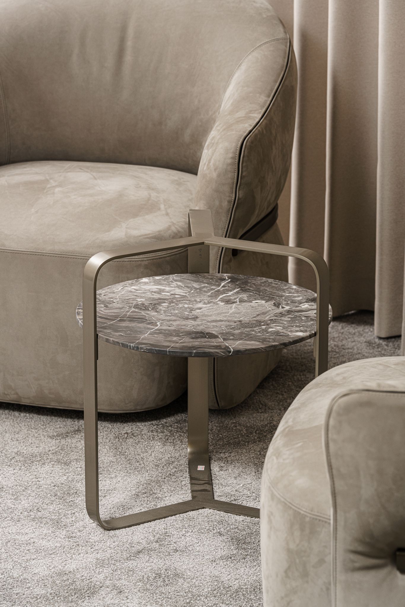 Flou Журнальный столик Yari 45 Arabessco marble от Flou — в интерьере