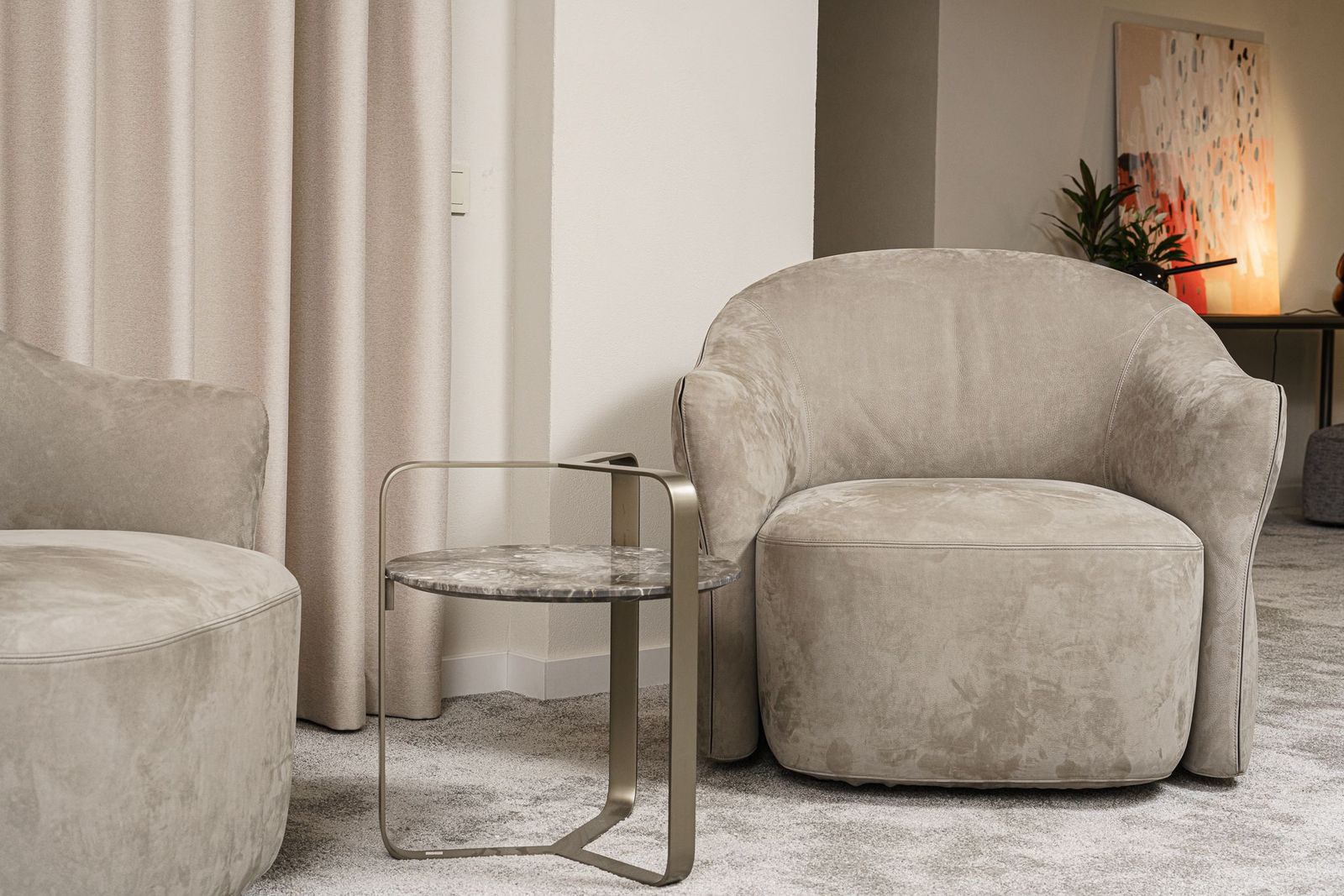 Flou Журнальный столик Yari 45 Arabessco marble от Flou — в интерьере