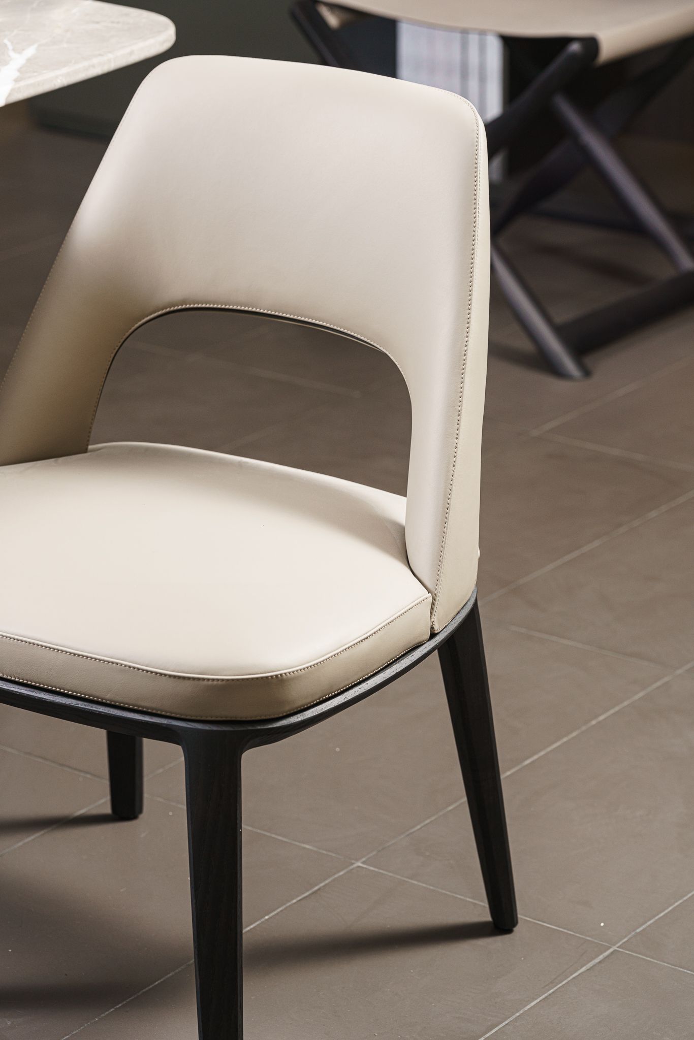 Poliform Стул без подлокотников Sophie Lite 207 Camoscio Leather от Poliform — в интерьере