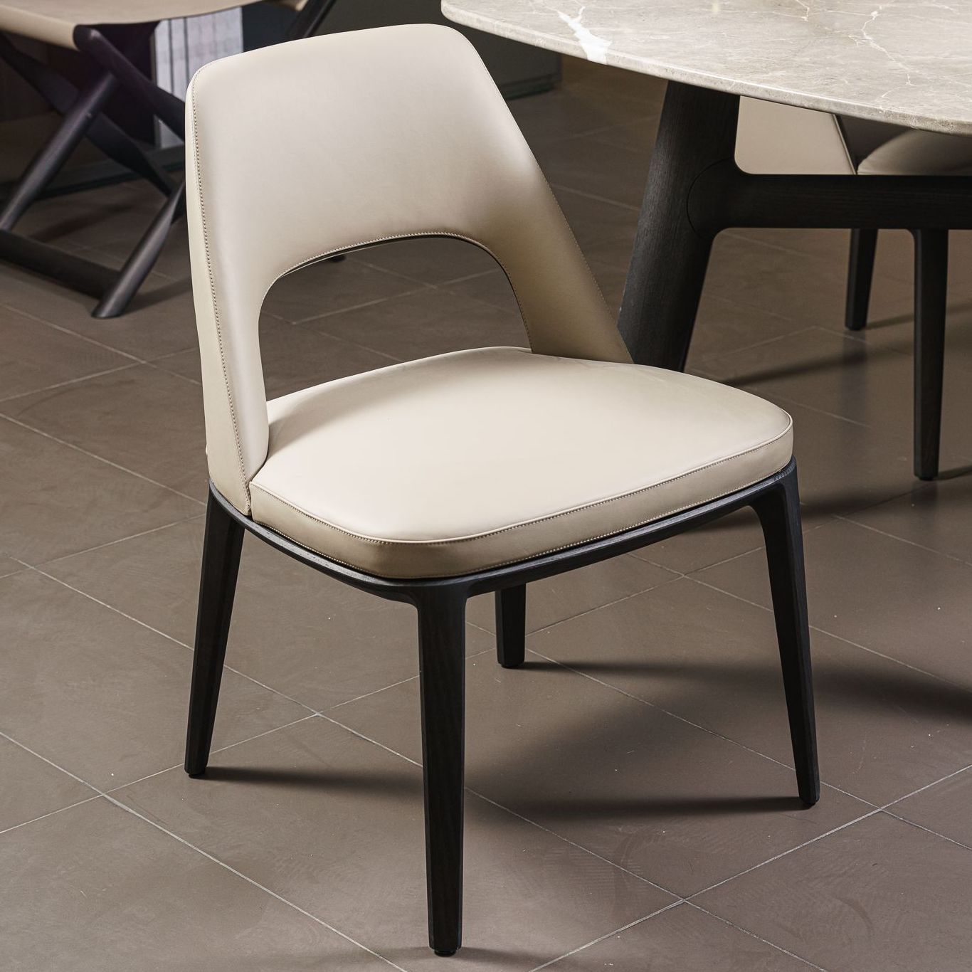 Poliform Стул без подлокотников Sophie Lite 207 Camoscio Leather от Poliform — в интерьере