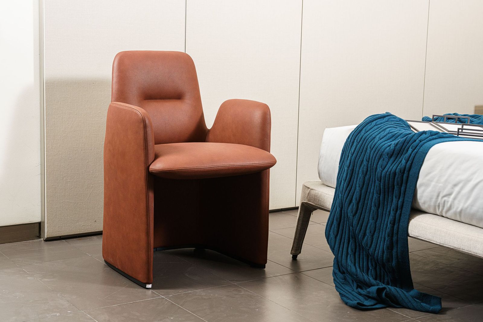 Poliform Стул Guest Leather Terracotta 10 от Poliform — в интерьере