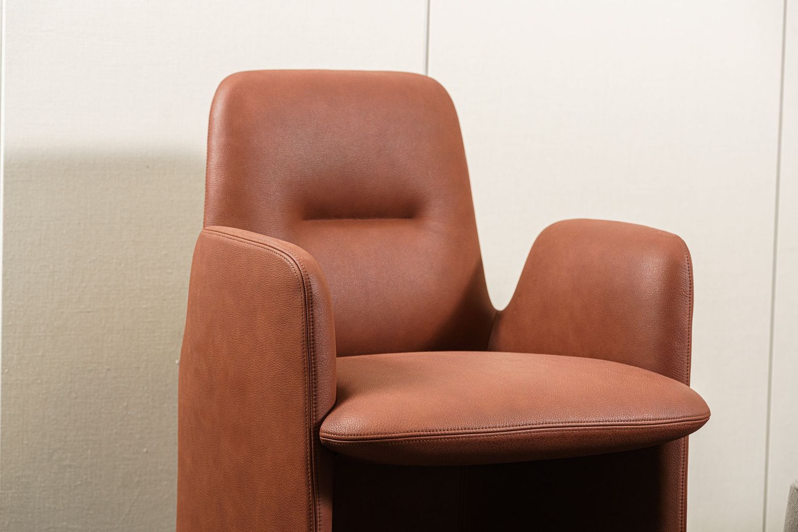 Poliform Стул Guest Leather Terracotta 10 от Poliform — в интерьере