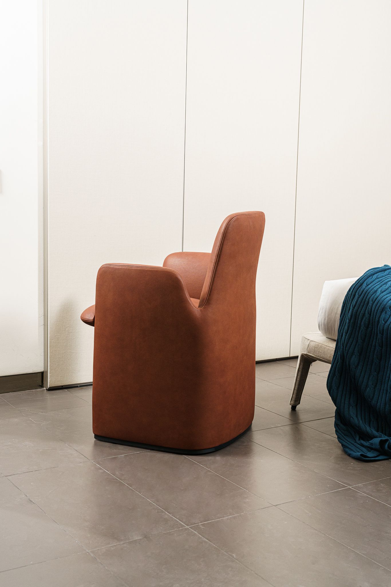 Poliform Стул Guest Leather Terracotta 10 от Poliform — в интерьере
