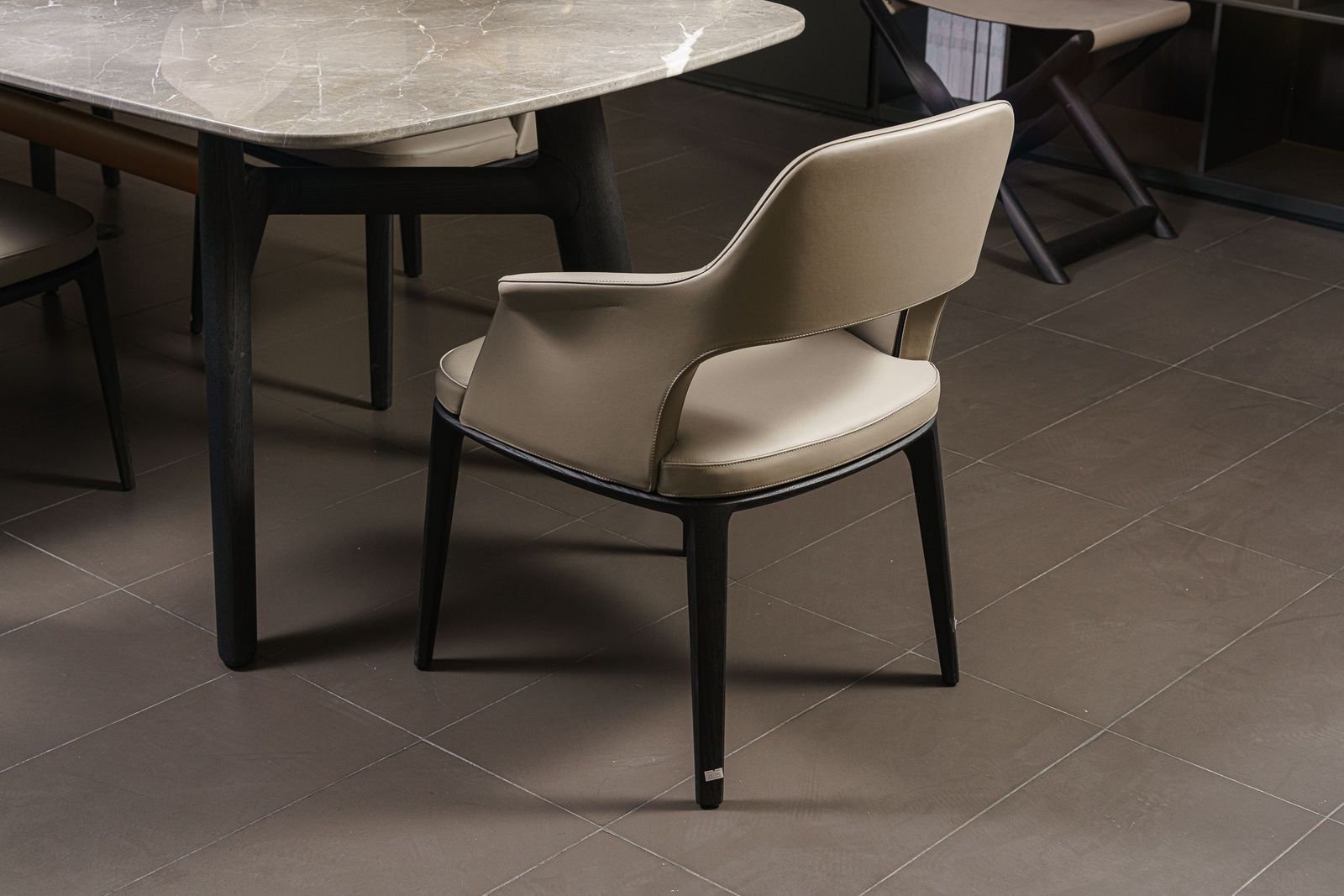 Poliform Стул с подлокотниками Sophie Lite 207 Camoscio Leather от Poliform — в интерьере