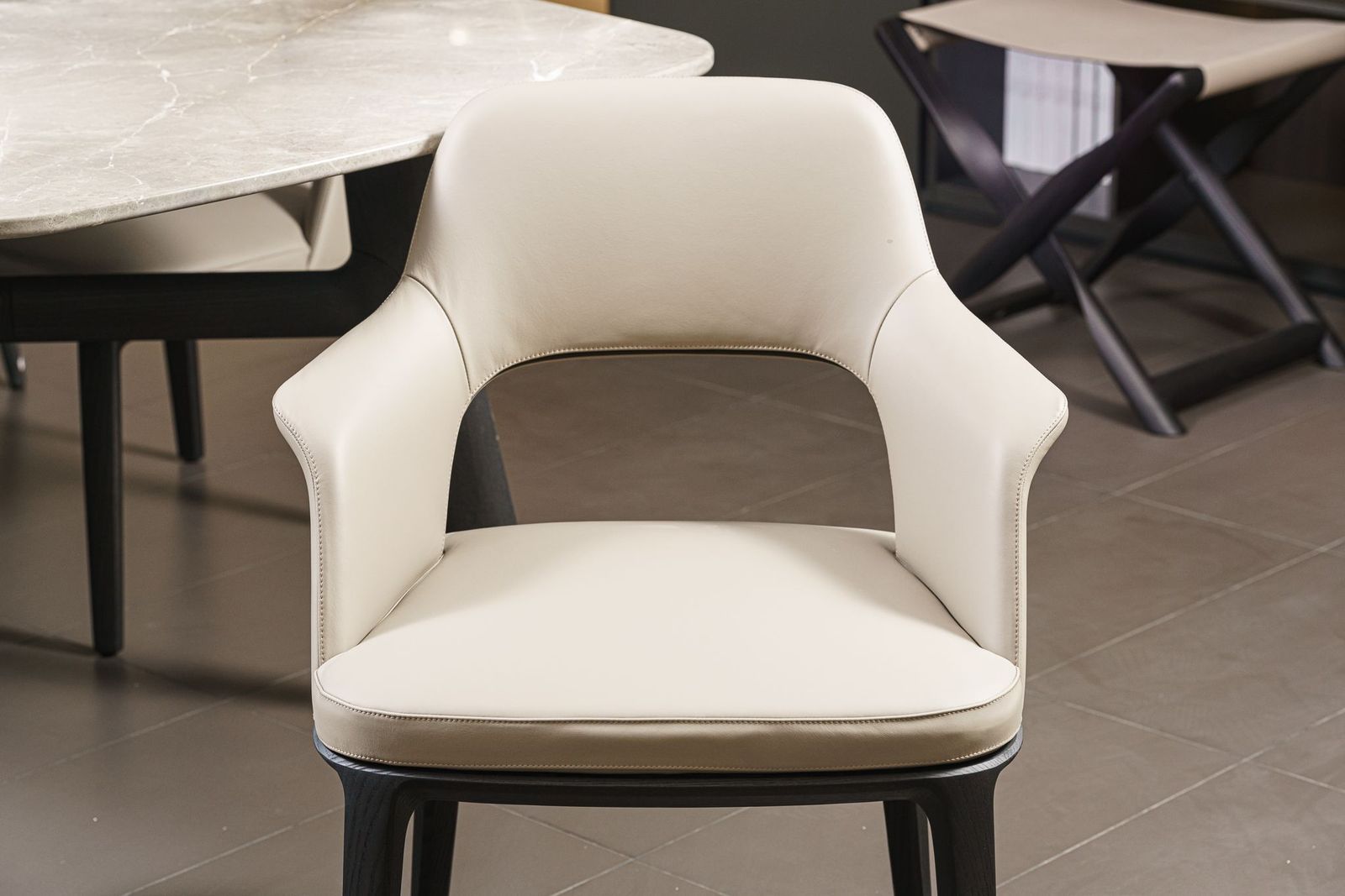 Poliform Стул с подлокотниками Sophie Lite 207 Camoscio Leather от Poliform — в интерьере