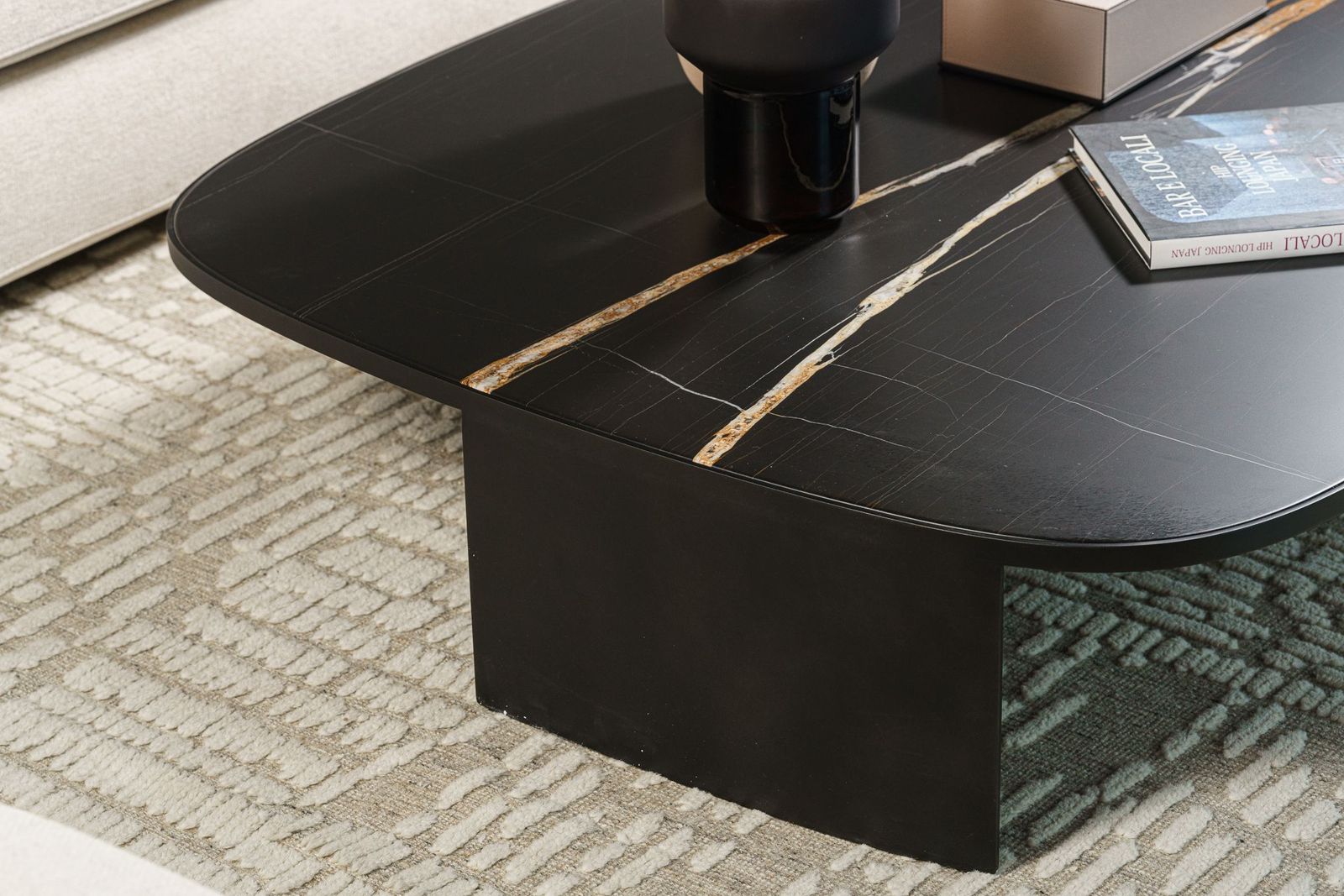Poliform Журнальный столик Koishi 120 Sahara noir от Poliform — в интерьере