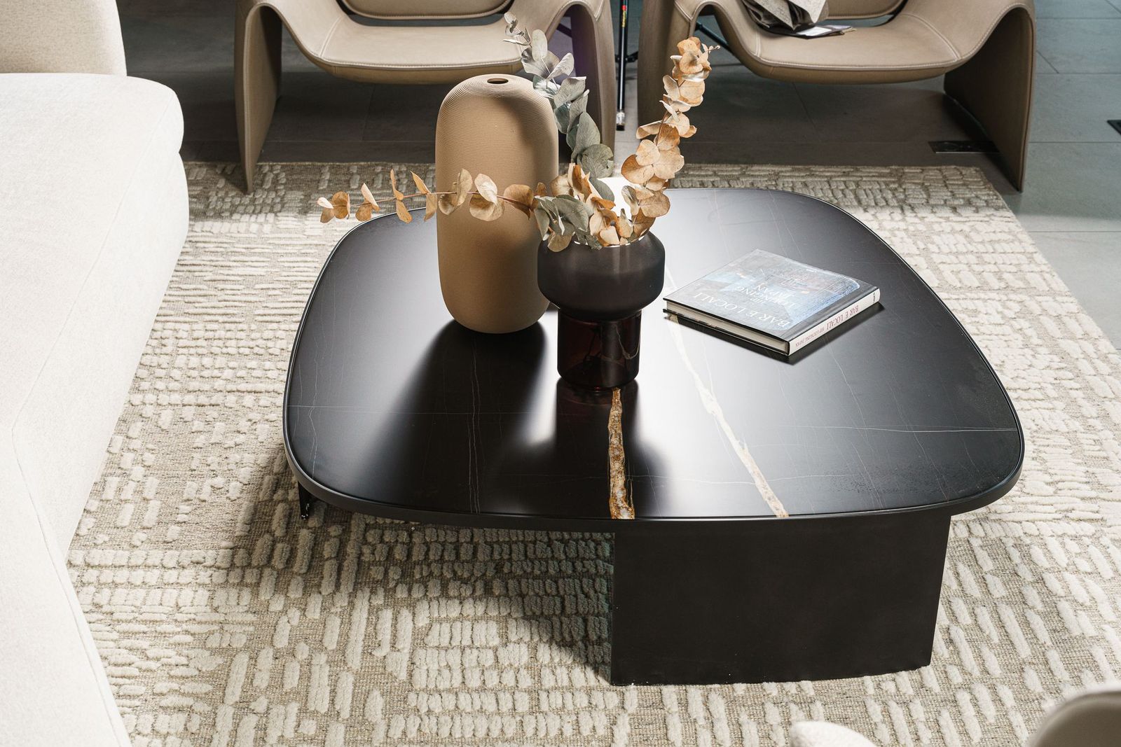 Poliform Журнальный столик Koishi 120 Sahara noir от Poliform — в интерьере