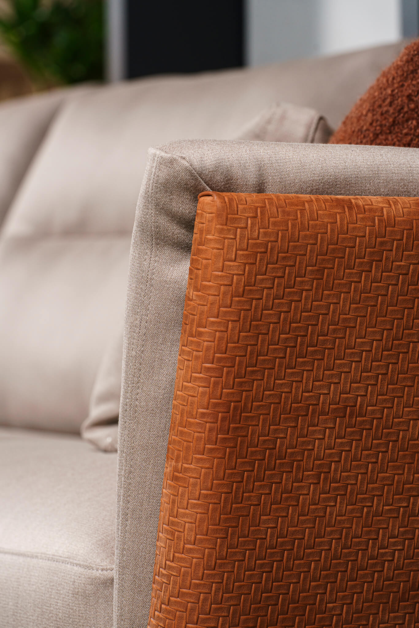 Poltrona Frau Диван Bretagne Gran Comfort Pelle Knits Paprika / Wool Satin Nougat от Poltrona Frau — в интерьере