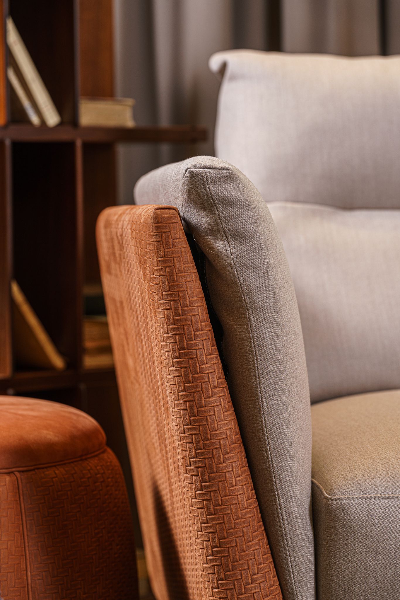 Poltrona Frau Диван Bretagne Gran Comfort Pelle Knits Paprika / Wool Satin Nougat от Poltrona Frau — в интерьере